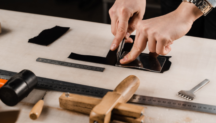 手作業で革を裁断する職人の様子