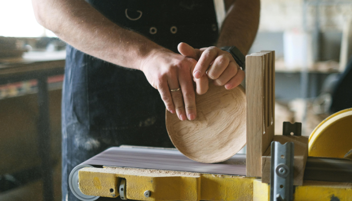 木材の表面を丁寧に磨く工程